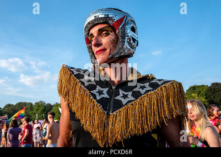 Brighton, UK. 4. August 2018. Festivalbesucher erfreuen sich während der Britney Spears Konzert in diesem Jahr stolz in Brighton, East Sussex. Credit: Andrew Hasson/Alamy leben Nachrichten Stockfoto