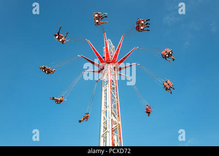 Brighton, UK. 4. August 2018. Festivalbesucher erfreuen sich während der Britney Spears Konzert in diesem Jahr stolz in Brighton, East Sussex. Credit: Andrew Hasson/Alamy leben Nachrichten Stockfoto