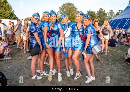 Brighton, UK. 4. August 2018. Festivalbesucher erfreuen sich während der Britney Spears Konzert in diesem Jahr stolz in Brighton, East Sussex. Credit: Andrew Hasson/Alamy leben Nachrichten Stockfoto