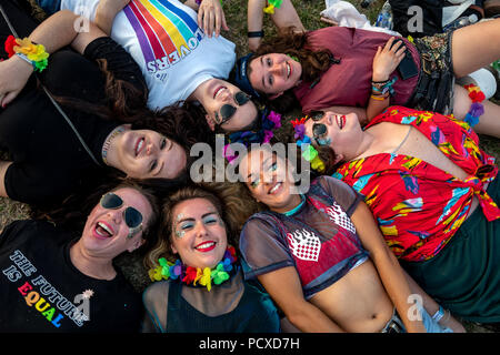 Brighton, UK. 4. August 2018. Festivalbesucher erfreuen sich während der Britney Spears Konzert in diesem Jahr stolz in Brighton, East Sussex. Credit: Andrew Hasson/Alamy leben Nachrichten Stockfoto