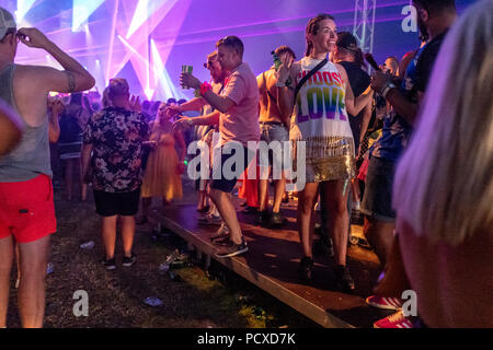 Brighton, UK. 4. August 2018. Festivalbesucher erfreuen sich während der Britney Spears Konzert in diesem Jahr stolz in Brighton, East Sussex. Credit: Andrew Hasson/Alamy leben Nachrichten Stockfoto