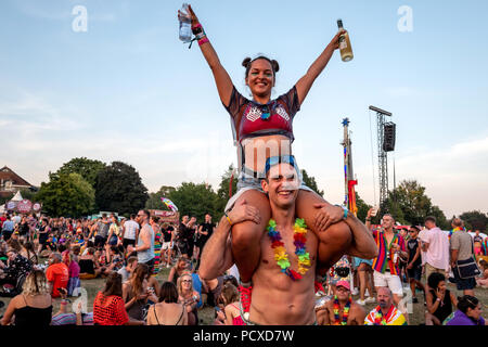 Brighton, UK. 4. August 2018. Festivalbesucher erfreuen sich während der Britney Spears Konzert in diesem Jahr stolz in Brighton, East Sussex. Credit: Andrew Hasson/Alamy leben Nachrichten Stockfoto