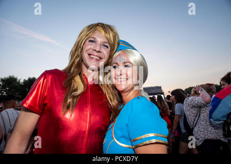 Brighton, UK. 4. August 2018. Festivalbesucher erfreuen sich während der Britney Spears Konzert in diesem Jahr stolz in Brighton, East Sussex. Credit: Andrew Hasson/Alamy leben Nachrichten Stockfoto