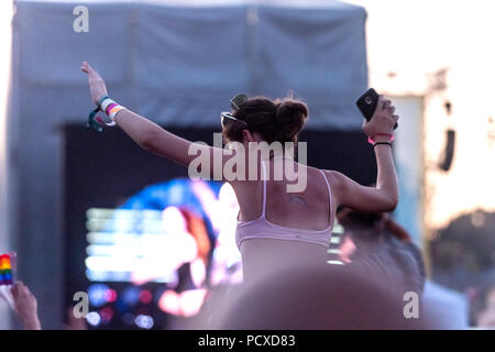 Brighton, UK. 4. August 2018. Festivalbesucher erfreuen sich während der Britney Spears Konzert in diesem Jahr stolz in Brighton, East Sussex. Credit: Andrew Hasson/Alamy leben Nachrichten Stockfoto