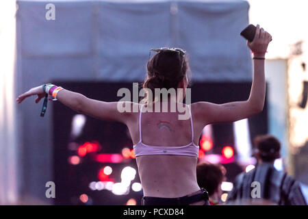 Brighton, UK. 4. August 2018. Festivalbesucher erfreuen sich während der Britney Spears Konzert in diesem Jahr stolz in Brighton, East Sussex. Credit: Andrew Hasson/Alamy leben Nachrichten Stockfoto