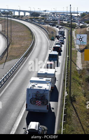 La Rochelle, Frankreich. 4. August 2018. Die Autos sind in einer langen Warteschlange auf einem Toll Road in der Nähe von La Rochelle klemmt auf der Insel Ré, am 4. August 2018, während der Gipfel des Staus um 11 erreicht wurde: 35 bin mit einem Wert von 705 Kilometer. Credit: Fabrice Restier/Alamy leben Nachrichten Stockfoto