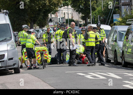 Brighton, UK. 4. August 2018, Sussex Polizei verhaftet ein Männchen während der jährlichen Pride Parade Brighton, Brighton, England. © Jason Richardson/Alamy leben Nachrichten Stockfoto