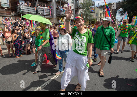 Brighton, UK. 4. August 2018, Caroline Lucas im Rahmen der jährlichen Pride Parade Brighton, Brighton, England. © Jason Richardson/Alamy leben Nachrichten Stockfoto