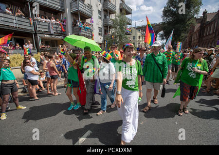 Brighton, UK. 4. August 2018, Caroline Lucas im Rahmen der jährlichen Pride Parade Brighton, Brighton, England. © Jason Richardson/Alamy leben Nachrichten Stockfoto