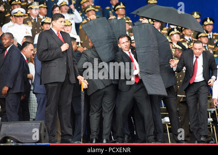 Caracas. 4 Aug, 2018. Sicherheit Mitglieder schützen Venezolanische Präsident Nicolas Maduro nach seiner Rede in Caracas, Venezuela, am Aug 4, 2018 unterbrochen wurde. In einer Rede des venezolanischen Präsidenten Nicolas Maduro zum Gedenken an den 81. Jahrestag der bolivianischen National Guard wurde unerwartet kurz nachdem er am Samstag unterbrochen wurde. Quelle: Xinhua/Alamy leben Nachrichten Stockfoto