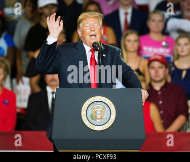 Ohio, USA. 4. August 2018. Donald Trump spricht mit dem Publikum bei den Machen Amerika wieder einmal Super Rally in Powell, Ohio USA. Brent Clark/Alamy leben Nachrichten Stockfoto