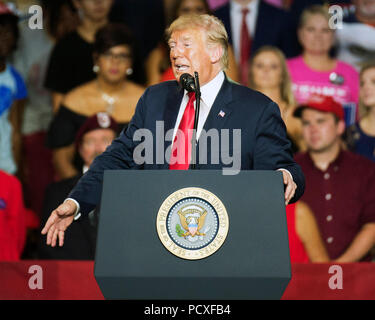 Ohio, USA. 4. August 2018. Donald Trump spricht mit dem Publikum bei den Machen Amerika wieder einmal Super Rally in Powell, Ohio USA. Brent Clark/Alamy leben Nachrichten Stockfoto