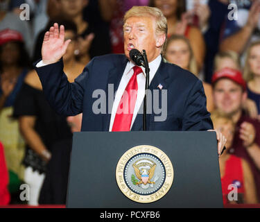 Ohio, USA. 4. August 2018. Donald Trump spricht mit dem Publikum bei den Machen Amerika wieder einmal Super Rally in Powell, Ohio USA. Brent Clark/Alamy leben Nachrichten Stockfoto