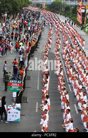 Jakarta, DKI Jakarta, Indonesien. 4. Juni 2018. Indonesien eine große Geschichte gemacht hat, Poco-Poco hat das Guinness World Records Insgesamt 65.000 Poco-Poco Gymnastik Teilnehmer, seit 1500 Ausbilder verwaltet die Guinness World Records Rekord zu brechen eingetragen. Die Teilnehmer kamen aus verschiedenen Agenturen wie die TNI und polri, Studenten, Studenten und Präsident Joko Widodo und die erste Dame Iriana Joko Widodo. Credit: Denny Pohan/ZUMA Draht/Alamy leben Nachrichten Stockfoto