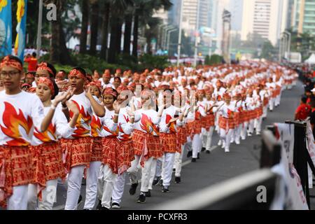 Jakarta, DKI Jakarta, Indonesien. 4. Juni 2018. Indonesien eine große Geschichte gemacht hat, Poco-Poco hat das Guinness World Records Insgesamt 65.000 Poco-Poco Gymnastik Teilnehmer, seit 1500 Ausbilder verwaltet die Guinness World Records Rekord zu brechen eingetragen. Die Teilnehmer kamen aus verschiedenen Agenturen wie die TNI und polri, Studenten, Studenten und Präsident Joko Widodo und die erste Dame Iriana Joko Widodo. Credit: Denny Pohan/ZUMA Draht/Alamy leben Nachrichten Stockfoto