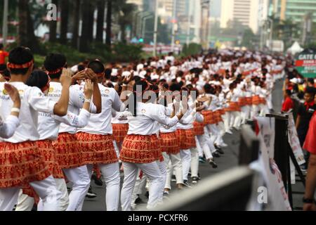 Jakarta, DKI Jakarta, Indonesien. 4. Juni 2018. Indonesien eine große Geschichte gemacht hat, Poco-Poco hat das Guinness World Records Insgesamt 65.000 Poco-Poco Gymnastik Teilnehmer, seit 1500 Ausbilder verwaltet die Guinness World Records Rekord zu brechen eingetragen. Die Teilnehmer kamen aus verschiedenen Agenturen wie die TNI und polri, Studenten, Studenten und Präsident Joko Widodo und die erste Dame Iriana Joko Widodo. Credit: Denny Pohan/ZUMA Draht/Alamy leben Nachrichten Stockfoto