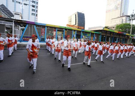 Jakarta, DKI Jakarta, Indonesien. 4. Juni 2018. Indonesien eine große Geschichte gemacht hat, Poco-Poco hat das Guinness World Records Insgesamt 65.000 Poco-Poco Gymnastik Teilnehmer, seit 1500 Ausbilder verwaltet die Guinness World Records Rekord zu brechen eingetragen. Die Teilnehmer kamen aus verschiedenen Agenturen wie die TNI und polri, Studenten, Studenten und Präsident Joko Widodo und die erste Dame Iriana Joko Widodo. Credit: Denny Pohan/ZUMA Draht/Alamy leben Nachrichten Stockfoto