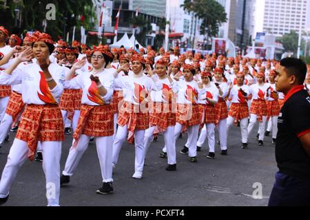 Jakarta, DKI Jakarta, Indonesien. 4. Juni 2018. Indonesien eine große Geschichte gemacht hat, Poco-Poco hat das Guinness World Records Insgesamt 65.000 Poco-Poco Gymnastik Teilnehmer, seit 1500 Ausbilder verwaltet die Guinness World Records Rekord zu brechen eingetragen. Die Teilnehmer kamen aus verschiedenen Agenturen wie die TNI und polri, Studenten, Studenten und Präsident Joko Widodo und die erste Dame Iriana Joko Widodo. Credit: Denny Pohan/ZUMA Draht/Alamy leben Nachrichten Stockfoto