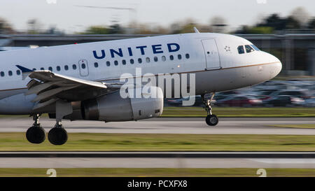 Richmond, British Columbia, Kanada. 25 Apr, 2013. Ein United Airlines Airbus A319 (N820UA) single-aisle narrow-Body Jet Airliner Landing. Credit: bayne Stanley/ZUMA Draht/Alamy leben Nachrichten Stockfoto