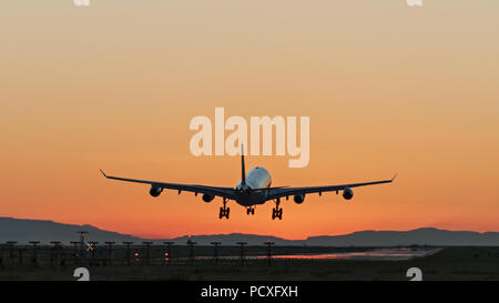 Richmond, British Columbia, Kanada. 11 Sep, 2013. Ein Airbus A340 wide-Body Jet Airliner landet bei Sonnenuntergang, internationalen Flughafen Vancouver, Kanada. Credit: bayne Stanley/ZUMA Draht/Alamy leben Nachrichten Stockfoto