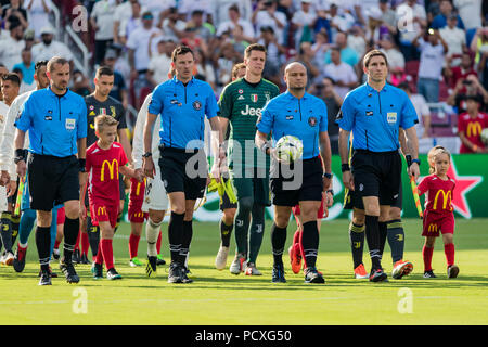 Maryland, USA. 4. August 2018. Schiedsrichter Robert Sibiga führt die Spieler auf dem Spielfeld vor den Internationalen Champions Cup Match zwischen Real Madrid gegen Juventus Turin im FedExField in Landover, Maryland. Scott Taetsch/CSM Credit: Cal Sport Media/Alamy leben Nachrichten Stockfoto