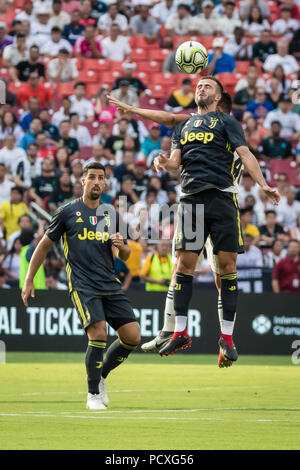 Maryland, USA. 4. August 2018. Juventus Mittelfeldspieler Miralem Rudolph (5) die Köpfe der Ball während eines Internationalen Champions Cup Match zwischen Real Madrid Juventus an FedExField in Landover, Maryland vs. Scott Taetsch/CSM Credit: Cal Sport Media/Alamy leben Nachrichten Stockfoto