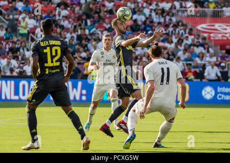 Maryland, USA. 4. August 2018. Juventus Mittelfeldspieler Miralem Rudolph (5) die Köpfe der Ball während eines Internationalen Champions Cup Match zwischen Real Madrid Juventus an FedExField in Landover, Maryland vs. Scott Taetsch/CSM Credit: Cal Sport Media/Alamy leben Nachrichten Stockfoto