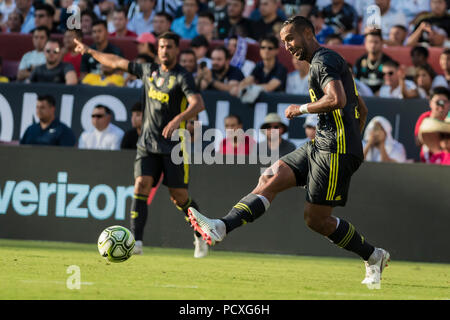 Maryland, USA. 4. August 2018. Juventus Verteidiger Mehdi Benatia (4) passt den Ball während eines Internationalen Champions Cup Match zwischen Real Madrid Juventus an FedExField in Landover, Maryland vs. Scott Taetsch/CSM Credit: Cal Sport Media/Alamy leben Nachrichten Stockfoto