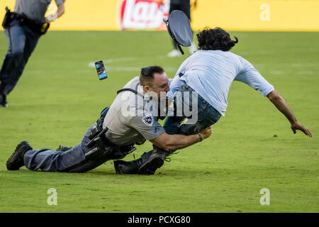 Maryland, USA. 4. August 2018. Ein Ventilator ist mit Sicherheit in Angriff genommen während eines Internationalen Champions Cup Match zwischen Real Madrid Juventus an FedExField in Landover, Maryland vs. Scott Taetsch/CSM Credit: Cal Sport Media/Alamy leben Nachrichten Stockfoto