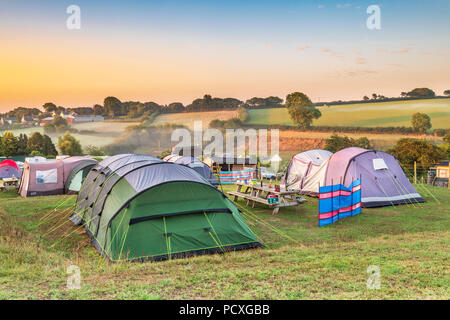 Devon, UK. 5. August 2018. Nach einem milden kühle Nacht, am frühen Morgen Nebel löscht, wie die Sonne über dem malerischen kleinen Campingplatz der breiten Park in der Nähe von Bideford in North Devon steigt. Credit: Terry Mathews/Alamy leben Nachrichten Stockfoto