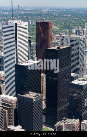 Toronto, Ontario, Kanada. Blickrichtung Nordost von der Oberseite der CN Tower auf die Türme der Bay Street, im Financial District von Toronto und Kanada. Stockfoto