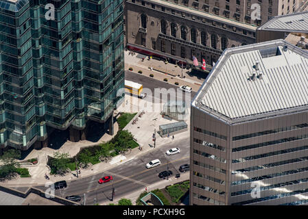 Toronto, Ontario, Kanada. Blickrichtung Nordost von der Oberseite der CN Tower im Sommer an der University Avenue im Vordergrund und York Street. Stockfoto