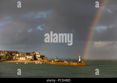 St Ives; Regenbogen über dem Pier; Cornwall, UK Stockfoto