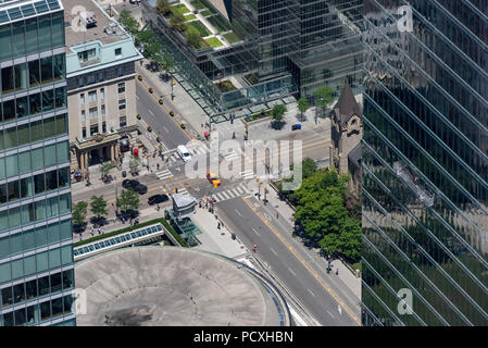 Toronto, Ontario, Kanada. Blick nach Norden von der Oberseite der CN Tower am Schnittpunkt von Simcoe Street und King Street West im Sommer. Stockfoto