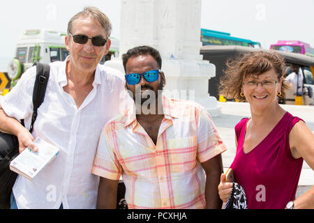 PONDICHERY, PUDUCHERRY, Tamil Nadu, Indien - MÄRZ CIRCA, 2018. Portrait von Multiethnischen Mann und Senior kaukasischen Paar gehend im Freien - Glückliche multir Stockfoto