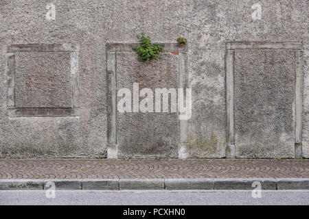 Straße Wand mit Türen und Fenster zugemauert. Stockfoto