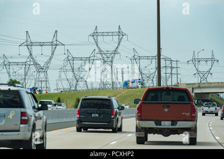 Toronto, Ontario, Kanada. Hydro Strommasten/Getriebe Türme entlang der Autobahn 407 ETR westwärts, westlich von Toronto, im Sommer. Stockfoto