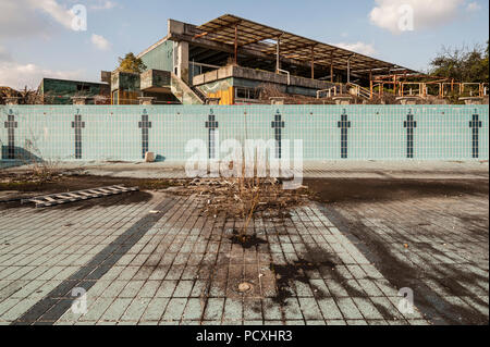 Verlassenes olympisches Schwimmbad Stockfoto