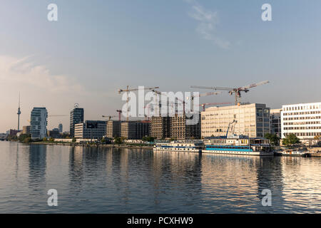 BERLIN, DEUTSCHLAND, 10. Oktober 2017: Die Spree Bank an der East Side Gallery mit den neuen umstrittenen Gebäude wächst und expandiert. Stockfoto