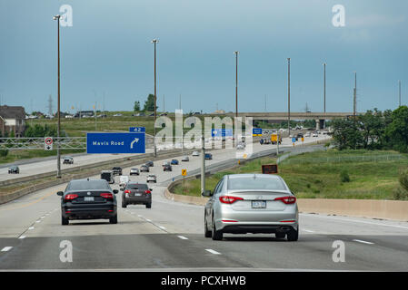 Ontario, Kanada. Highway 407 ETR an Mavis Road interchange im Nordwesten Mississauga. Stockfoto