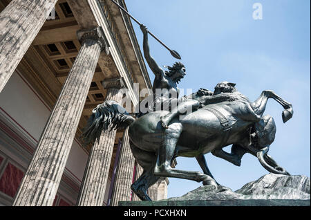 BERLIN, DEUTSCHLAND, 19. JULI 2014: Der Löwe Fighter Statue vor dem Alten Museum in Berlin. Stockfoto