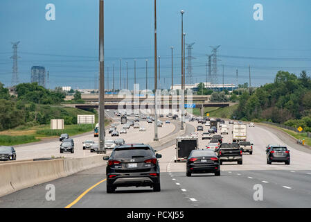 Ontario, Kanada. Der Verkehr auf der Autobahn 407 ETR Richtung Osten entlang der Kante von Toronto. Stockfoto