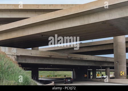 Ontario, Kanada. Ausfahrt von der Autobahn 407 ETR-Ost auf den Highway 400 North im Sommer. Stockfoto