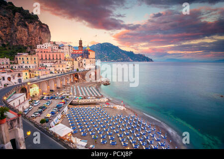 Atrani. Luftaufnahme von Atrani berühmten Dorf an der Küste von Amalfi Küste, Italien. Stockfoto