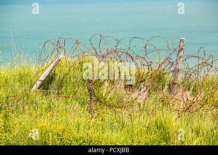 Stacheldraht am Point du Hoc in der Normandie, die durch die amerikanische Army Rangers Angriff, der die Klippen skaliert und nahm die Seite angegriffen wurde. Stockfoto