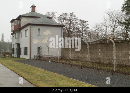 SACHSENHAUSEN, Deutschland, 9. Dezember 2009: Der Eingang zum KZ Sachsenhausen als von innen gesehen. Stockfoto