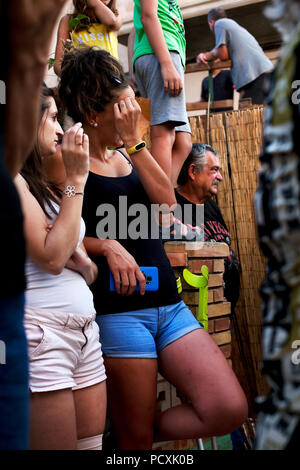 locals waiting for the 'bull running' to start, Cherta, Tarragona, Spain. Stockfoto