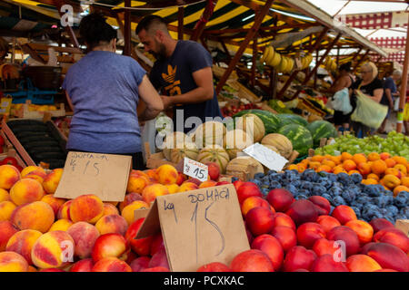 Zadar, Kroatien - 23. Juli 2018: Obst und Gemüse auf dem Markt der Altstadt von Zadar verkauft wird Stockfoto