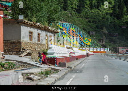 Daocheng, China - 15.August 2016. Tibetische Tempel in Daocheng, China. Daocheng liegt in der östlichen Hengduan Mountains, Provinz Sichuan. Stockfoto