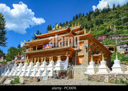 Daocheng, China - 15.August 2016. Tibetische Tempel in Daocheng, China. Daocheng liegt in der östlichen Hengduan Mountains, Provinz Sichuan. Stockfoto